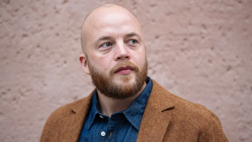 2022 flyttade Albin Grenholm upp till Ängesbyn tillsammans med sin sambo, där fick de sitt första barn och i vår jobbar han på Norrbottensteatern. Nu syns han i TV4:s "Vargasommar".