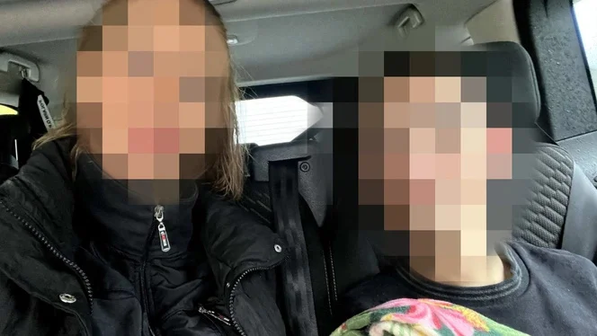 Den huvudåtalade kvinnan och målsägaren.