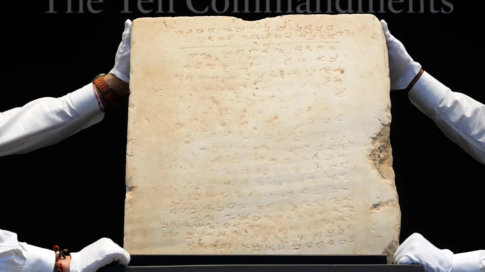 En över 1|200 år gammal stentavla med de tio budorden har sålts på Sotheby's i New York. Arkivbild.