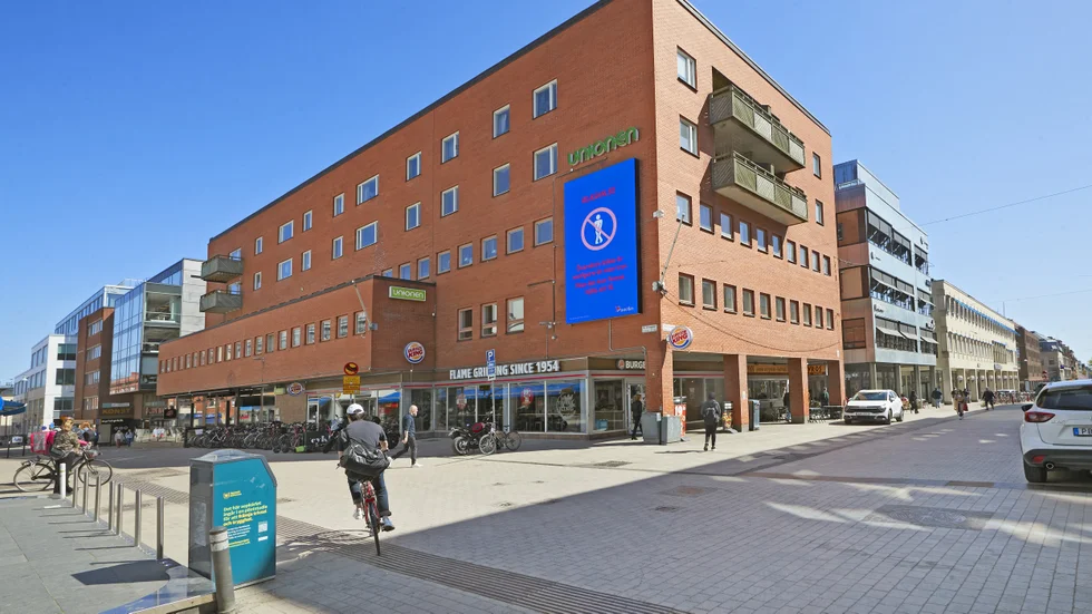 Detta är lokalen i korsningen S:t Persgatan och Dragarbrunnsgatan där Burger King hållit till. Nu flyttar en annan hamburgerkedja in - Five Guys.