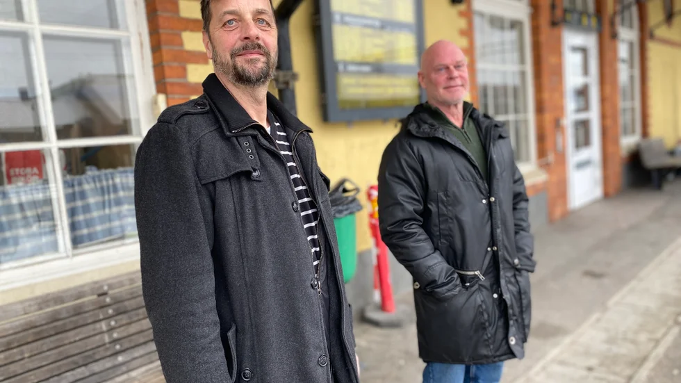 Platschef Tommy Norrby (till vänster) och Perra Hermansson från FKAB gav tidningen en rundtur under renoveringen av stationshuset. 