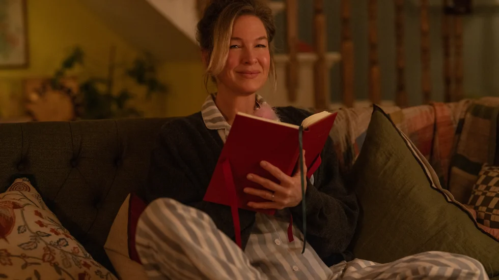 Bridget Jones (Renée Zellweger) har kommit upp i medelåldern, men mycket är sig likt och hon skriver fortfarande dagbok.