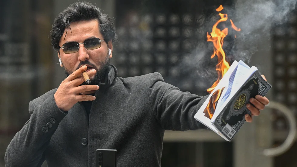 Salwan Momika bränner en koran i Stockholm augusti 2023.