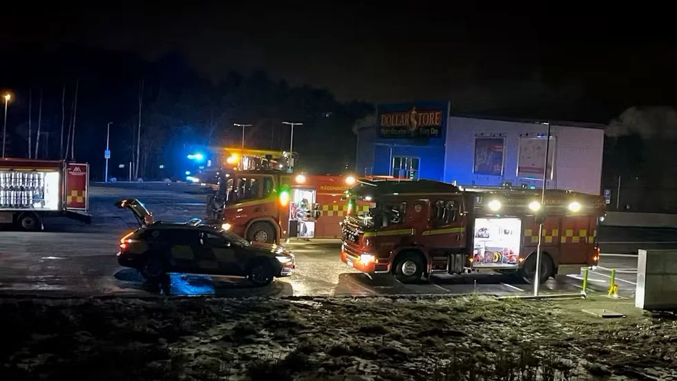 Dollarstore i Lycksele började brinna på söndagskvällen.