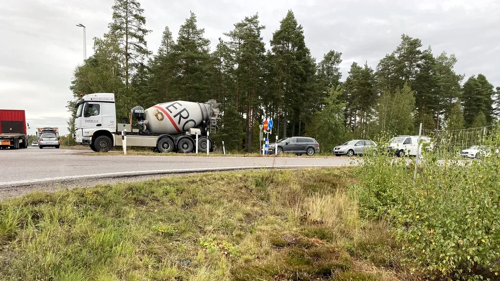 Köer på avfarten från E20 vid Eskilstuna logistikpark i Kjula. I värsta fall kan de sträcka sig ända ner på motorvägen