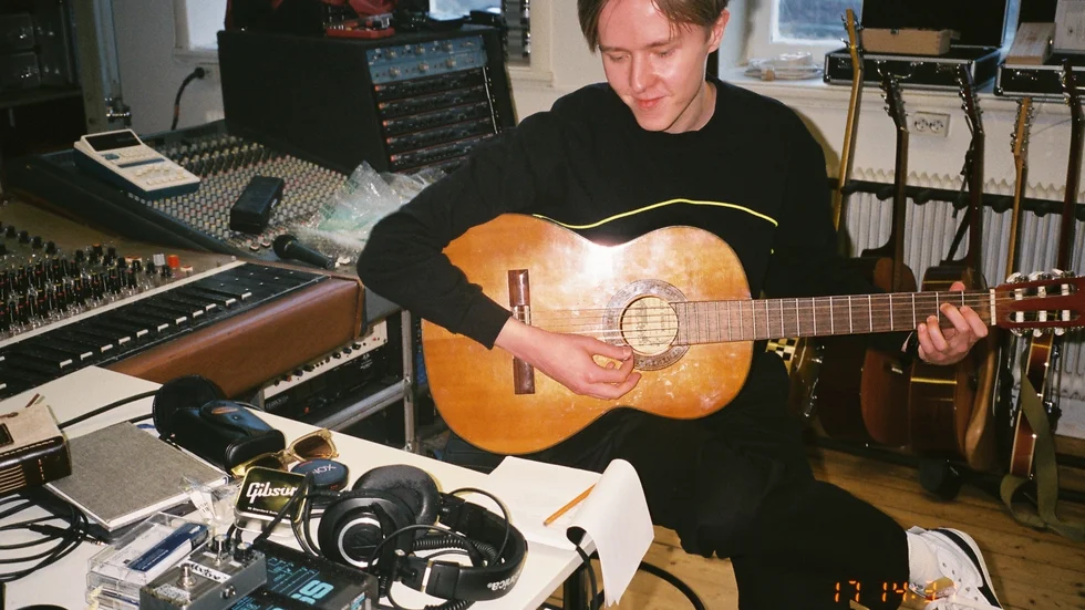 Jonatan Lahti, 22 år, från Övertorneå har fått med ett bidrag i Melodifestivalen. Låten I'm Yours ska framföras av artisten Vilhelm Buchaus och är skriven av Jonatan Lahti tillsammans med Elias Hedman, Simon Alexander och artisten själv.