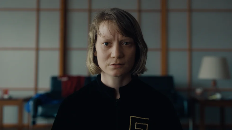 "Club zero" handlar om hur den käcka läraren miss Novak (Mia Wasikowska) får elever på en internatskola att sluta äta.