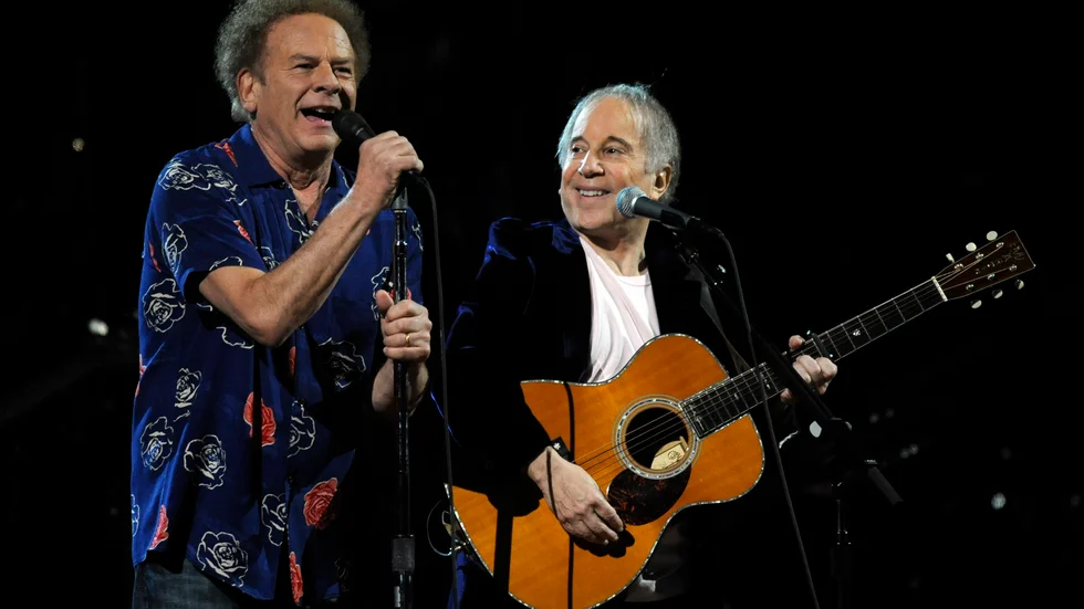 Art Garfunkel och Paul Simon gjorde ett sällsynt framträdande under en konsert på Madison Square Garden i New York 2009. Arkivbild.