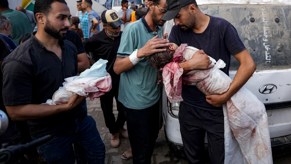 Anhöriga sörjer barn som dödats i israeliska attacker mot Gazaremsan. Bild tagen vid ett sjukhus i Dayr al-Balah den 30 augusti.