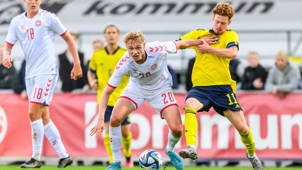 August Ljungberg i en U20-match mot Danmark tidigare under säsongen. Nu följer han med det svenska U21-landslaget till Spanien.
