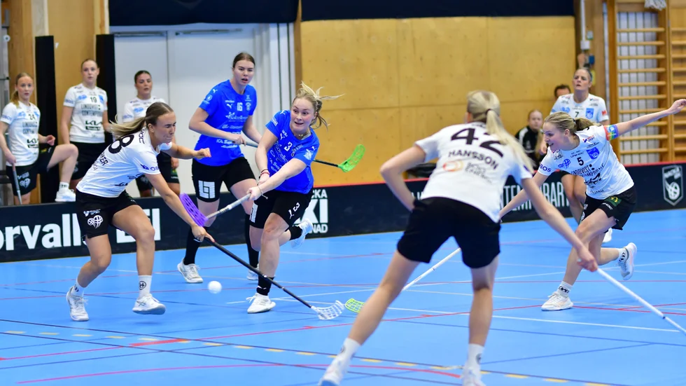 Jonna Westerholm fyllde 22 år i tisdags och firades av laget i Olandshallen. Men vad är en födelsedag i jämförelse med en sudden death-seger i SSL-kvalet mot Nacka. Här sätter Westerholm sitt första mål.