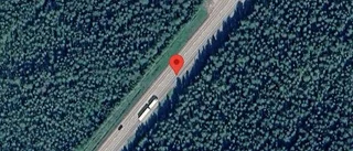 En stillastående personbil ger stopp i ett körfält på E4