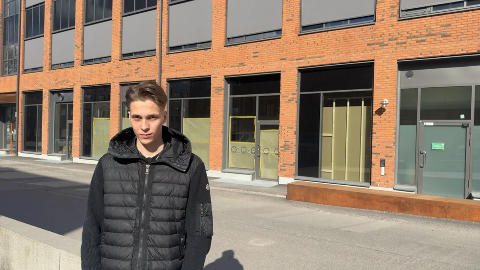 Edwin Kaisto framför lokalen i Munktellstaden där solariet håller på att byggas. 