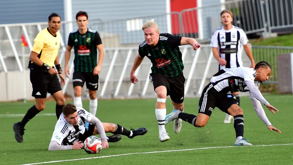 Leo Hansson (svart tröja t h) i sin karaktäristiska stil under Sunnerstas kvalmatch mot Sandvikens AIK i höstas.