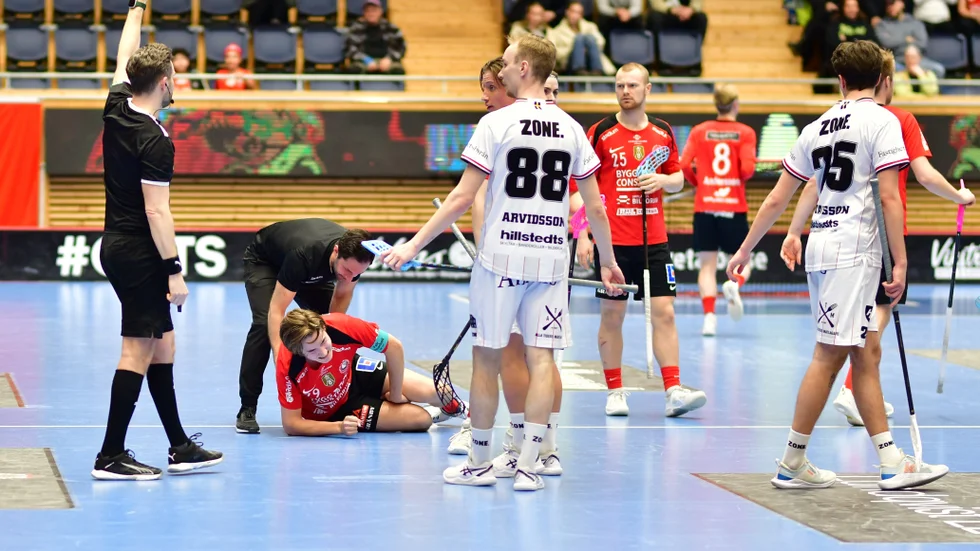 Gabriel Kohonen har just fått en smäll efter avblåsning. När övriga Storvretaspelare firade Sakarias Ulrikssons 4-2-mål blev han skadad.