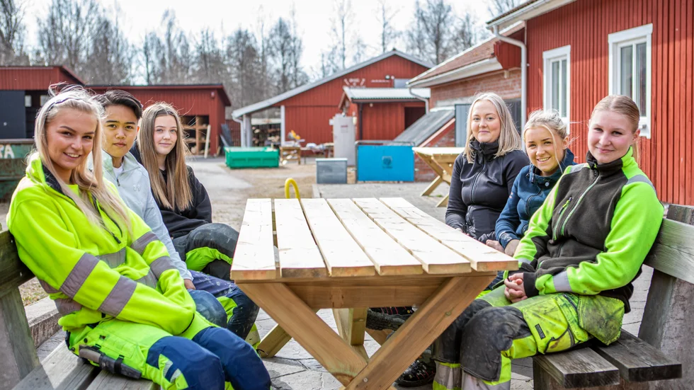 De nominerade från vänster: Tuva Löwencrona, Mo Suphinya Setho, Emma Heljedal, Tova Christiansson, Tuva Führ och Agnes Bojesen. De går alla sista året på bygg- och anläggningsprogrammet på KTC i Katrineholm.