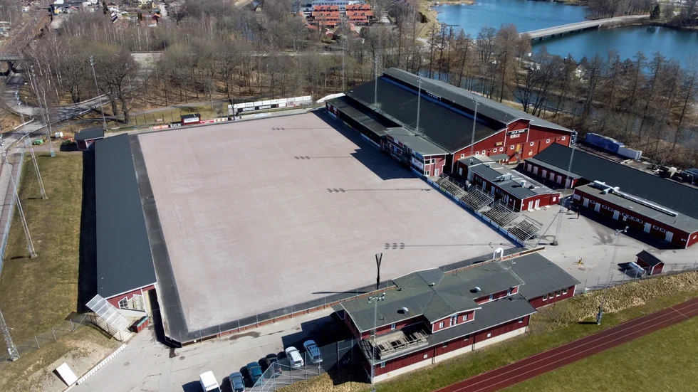 Isstadion i Motala, mellan järnvägen och kanalen, har haft konstfrusen bana för bandy och skridskoåkning sedan 1965. IFK Motala jobbar fortsatt för tak över anläggningen.