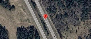 En stillastående personbil orsakar stopp i ett körfält på E4