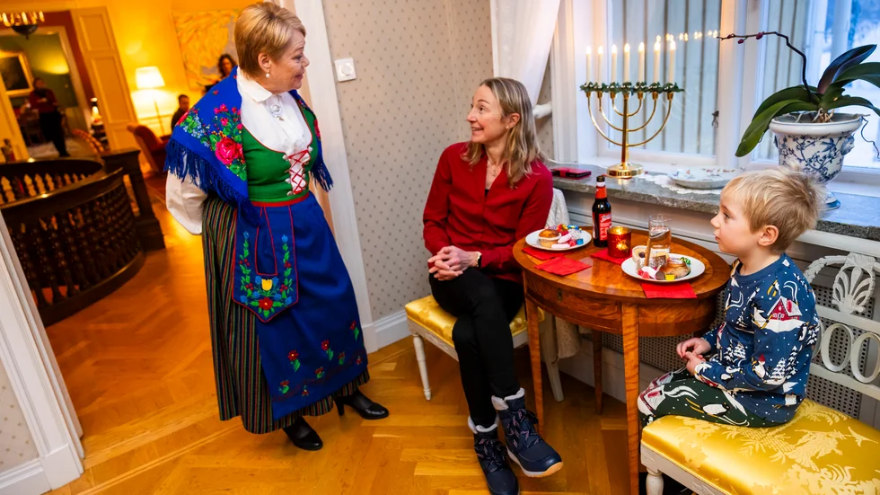 Landshövding Lotta Finstorp i samtal med två av gästerna på fikat; Nina och Elias Lintzén. 