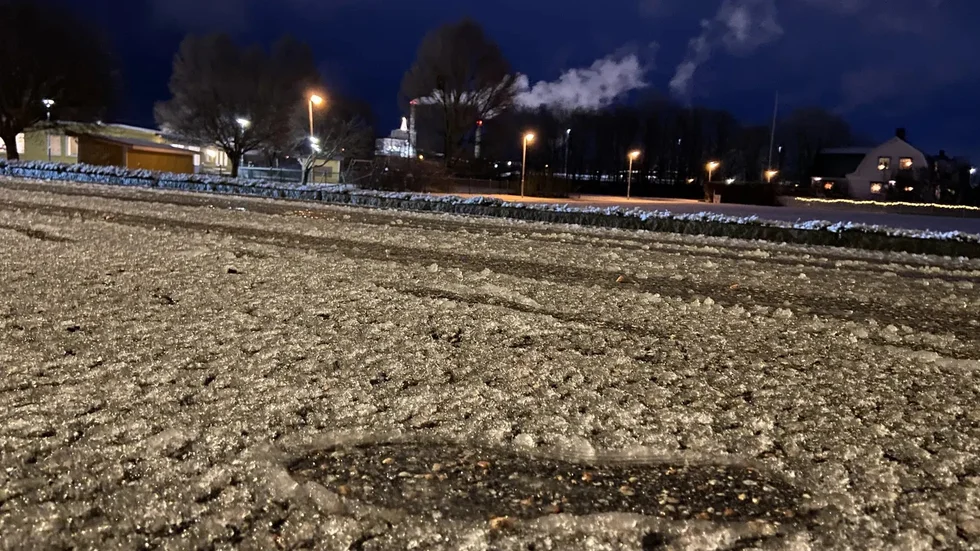 Under natten till tisdagen föll blaskig snö över Eskilstuna.