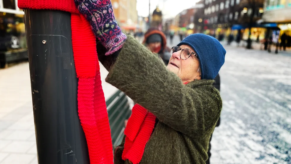 ”Halsdukarna är en symbolisk röd linje för klimatet, hit men inte längre”, skriver de gotländska rebellmammorna om att de ger statyer och stolpar halsdukar för att uppmärksamma stigande medeltemperaturer. (På bilden Rebellmammor i Luleå.)
