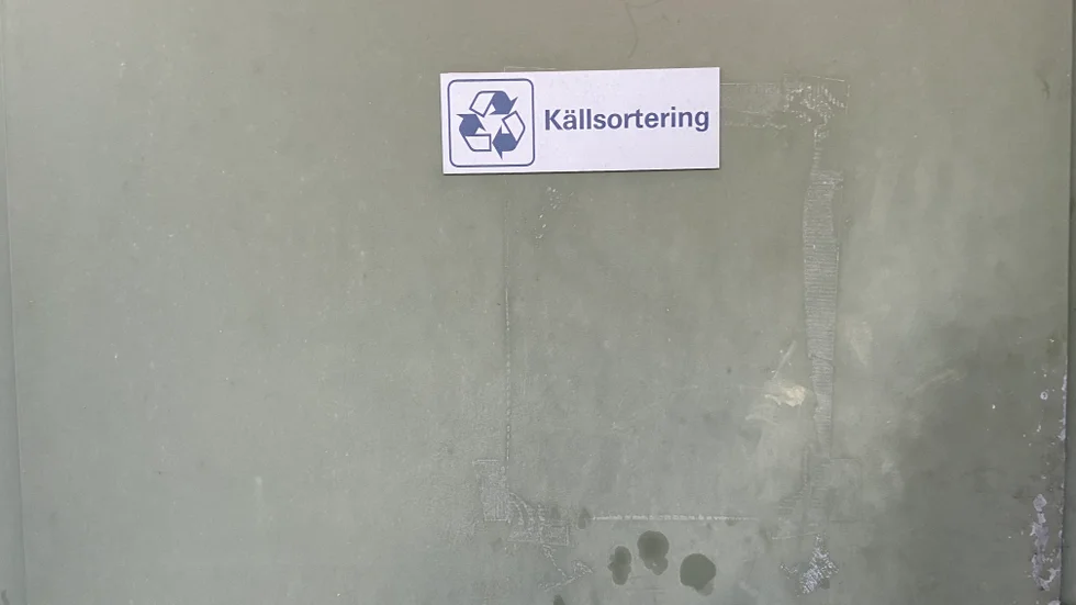 Mannen överfölls med ett vasst föremål då han klev ut ur soprummet på Larslundavägen.