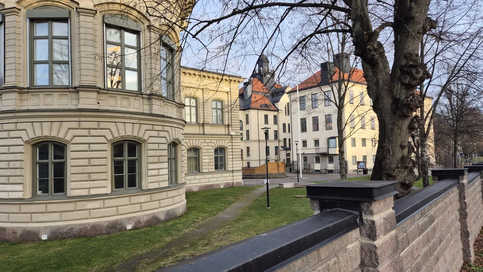 S:t Eskils gymnasium i Eskilstuna. Till vänster C-huset, och till höger A-huset.