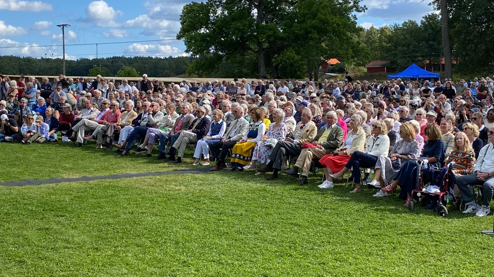 Det var mycket folk som tagit sig slottsparken på Stenhammar under lördagen. I mitten syns kungen och drottningen, som hade första parkett under livemusiken.