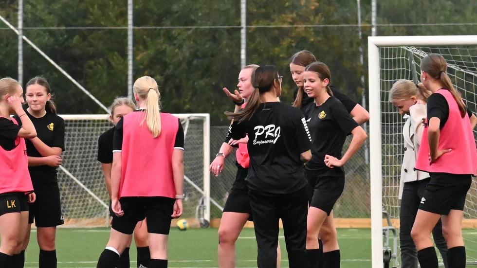 ”Det är mäktigt”, säger Moa Eriksson, född 2010, om att få spela seniorfotboll. På måndagskvällen tränade Kågedalens juniorlag tillsammans med damerna. 10 unga spelare har fått chansen i division II under säsongen. 