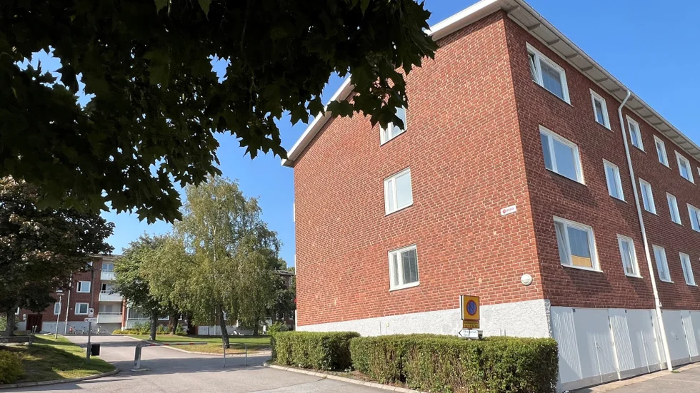 Kommunens målsättning är att inga äldre bostadshus ska behöva rivas, likt Halvergatan, bara för att det byggs nya bostäder i Katrineholm. Här är en bild på KFAB:s äldre bostadsbestånd på Skolgatan. 