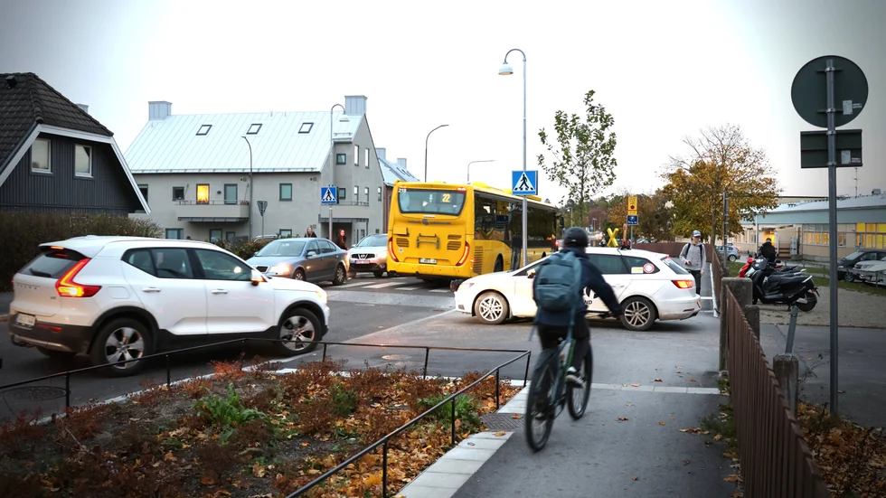 Intensiv morgontrafik utanför Södervärnsskolan i Visby, en vanlig vardagsmorgon i oktober.