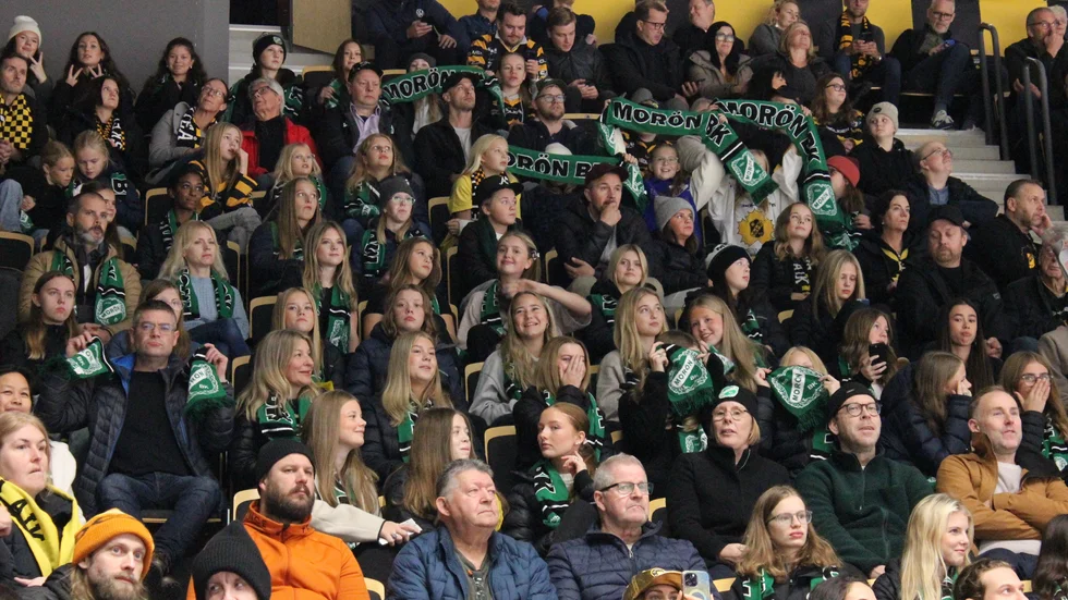 5 007 åskådare var på plats när Skellefteå AIK vann med tennissiffror mot Färjestad. Känner du igen någon av dem som fastnade på bild?