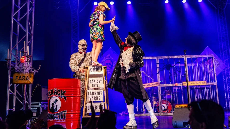 Under Skräckkabinettets show får barn i publiken chansen att utmana sina rädslor på scenen.