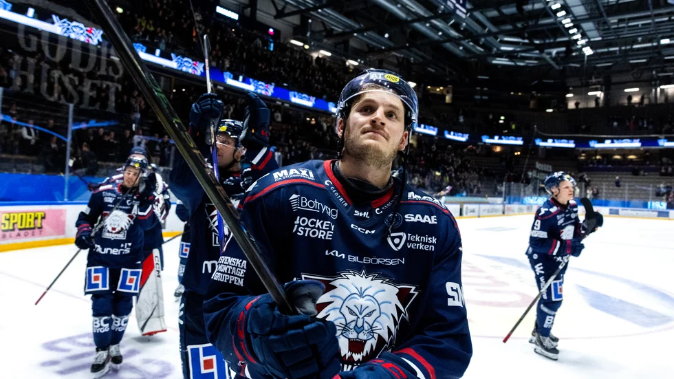 Henrik Törnqvist tackar publiken för stödet efter vinsten mot formstarka Timrå i Saab arena.