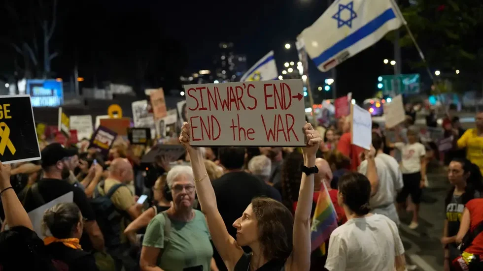 Här en bild från demonstrationer i Tel Aviv i Israel efter torsdagskvällens besked om att Hamas högste ledare Yahya Sinwar dödats i en eldstrid i Gaza. På plakatet manas regeringen att låta Sinwars död ta död på kriget. 