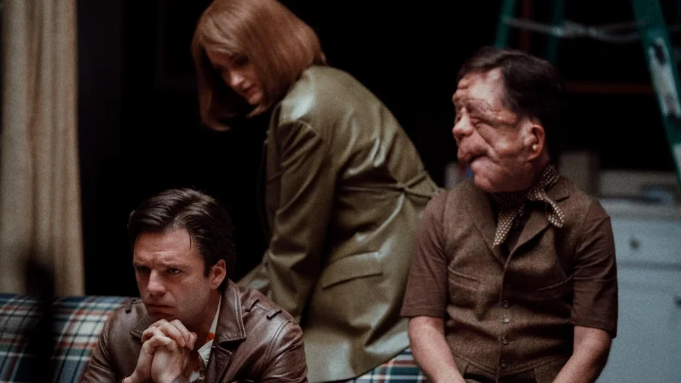 I "A different man" ställs tillvaron för Edward (Sebastian Stan) på sin spets när den karismatiske Oswald (Adam Pearson) gör entré.