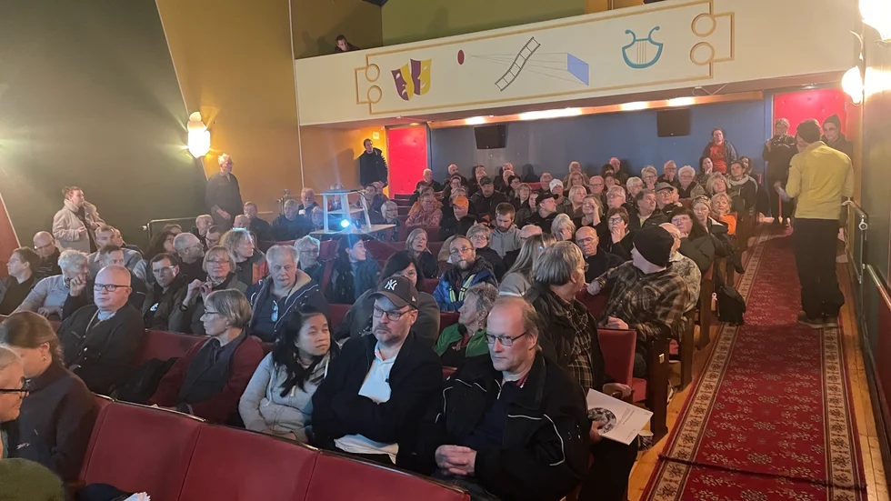 Det var fullt hus i Bio Norden när det lagstadgade samrådet ägde rum. Efter presentationen hettade frågestunden till.