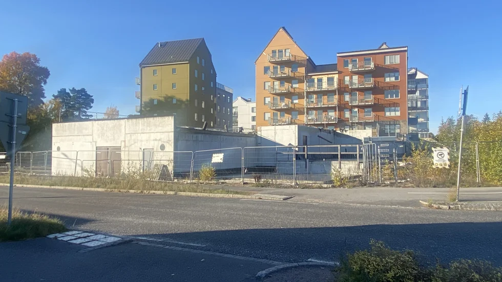 Bygget i korsningen Valthornsvägen och Gottsunda allé består av två etapper. Den första etappen är klar. Den består av drygt 50 lägenheter som är inflyttningsklara. Etapp två (främre delen av bilden) är långt ifrån klar.