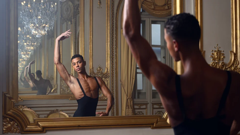 Guillaume Diop, premiärdansare vid Parisoperan, gestaltar tillsammans med brasilianske João Felipe Santana den "okände prinsen". Pressbild.