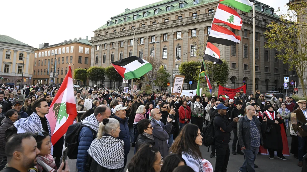 En demonstration till stöd för krigs- och terrordrabbade Palestina och Libanon tågade genom centrala Stockholm på lördagen.