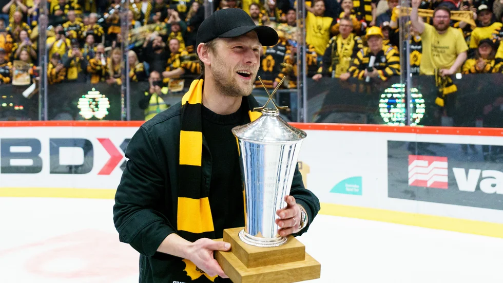 Oscar Möller meddelade på måndagen att han lägger sin karriär som ishockeyspelare på hyllan.