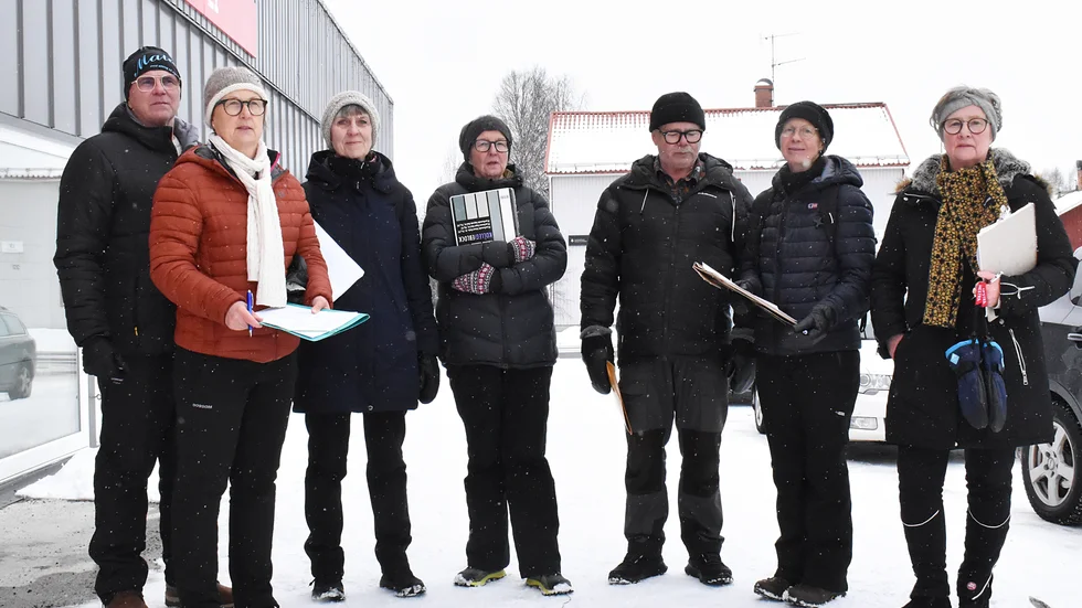 Akutvårdsplatserna vid Malå sjukstuga stängdes för knappt två år sedan. Nu är frågan om de någonsin kommer att öppna igen. Ingemar Larsson, Mona Larsson, Kicki Lindholm, Inga-Lill Stenlund, Stellan Larsson, Ulla Norman och Eva Larsson samlar in namn för att sätta press på politikerna.