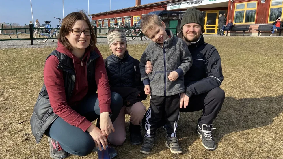 Syskonen Nora och Arvid Österström hade jagat ut mamma Emelie och pappa Sebastian i vårsolen på söndagen. Många fler bilder hittar du nedan!