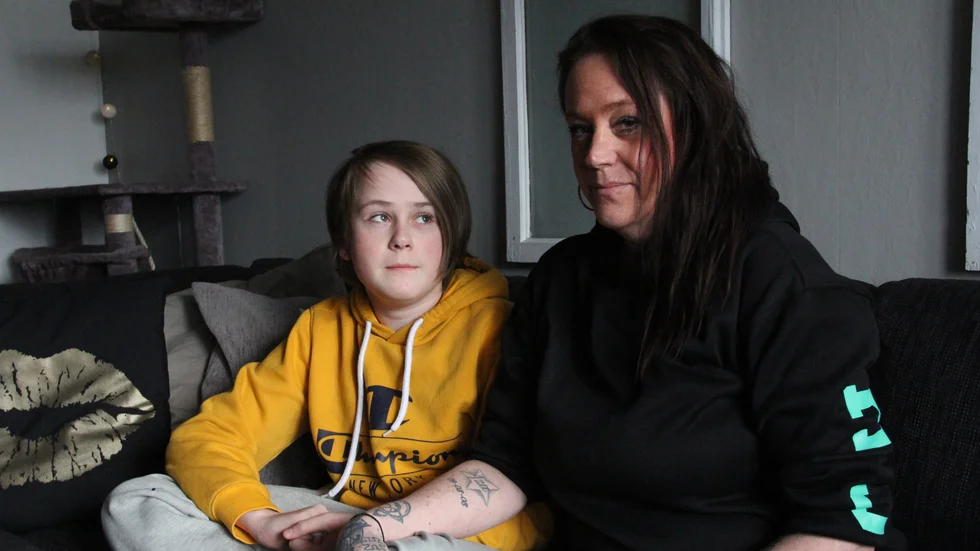 Anton Nordström, 13, nekas skolskjuts av Knivsta kommun. Hans mamma Sandra Nordström säger att situationen är akut eftersom hon nu inte kommer kunna skjutsa sonen längre.