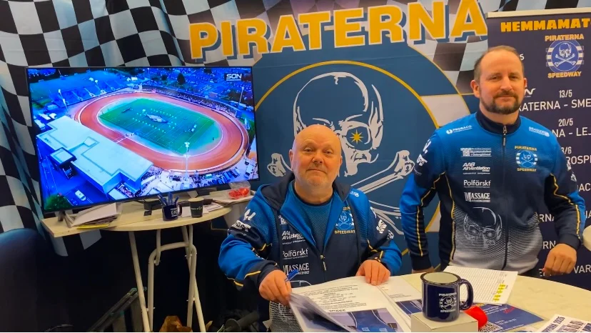 Piraternas ordförande Conny Svärdvall och assisterande lagledare Anders Bylin ses i klubbens monter på Motala expo.