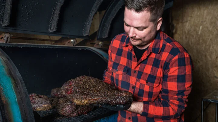 Tommy Granström visar en brisket, en stor nötköttsdel som han importerat från USA och rökt i Jordbro. Hans restaurang har blivit så omtalad bland så kallade foodies att folk åker långväga för att komma till industriområdet i Jordbro.
