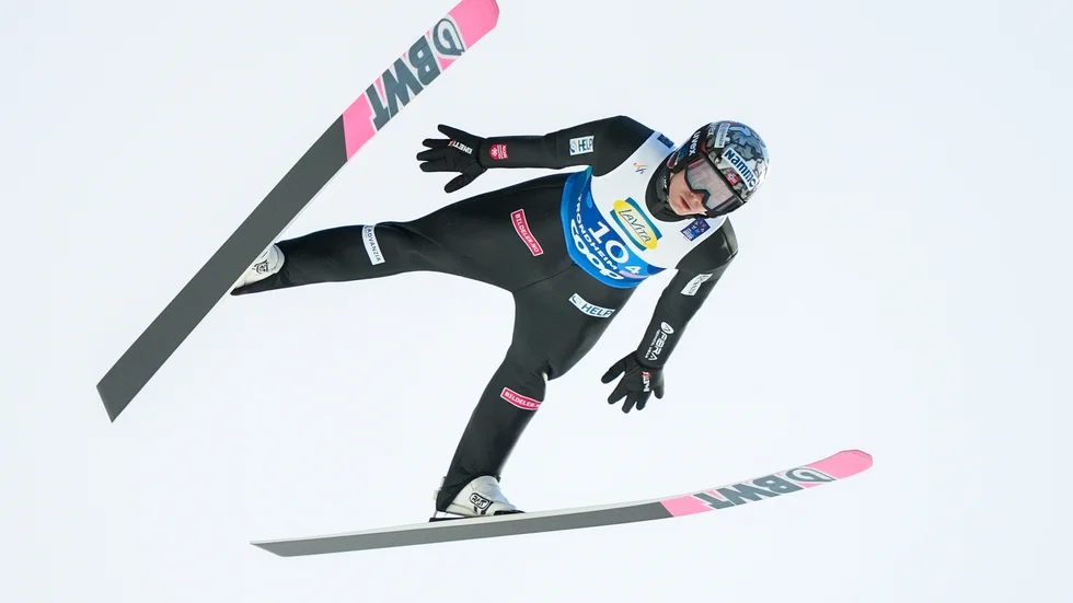 Marius Lindvik tog VM-silver i stor backe i Trondheim, men diskades senare på grund av att ha tävlat med en otillåten dräkt. Här syns han under lagtävlingen på VM.