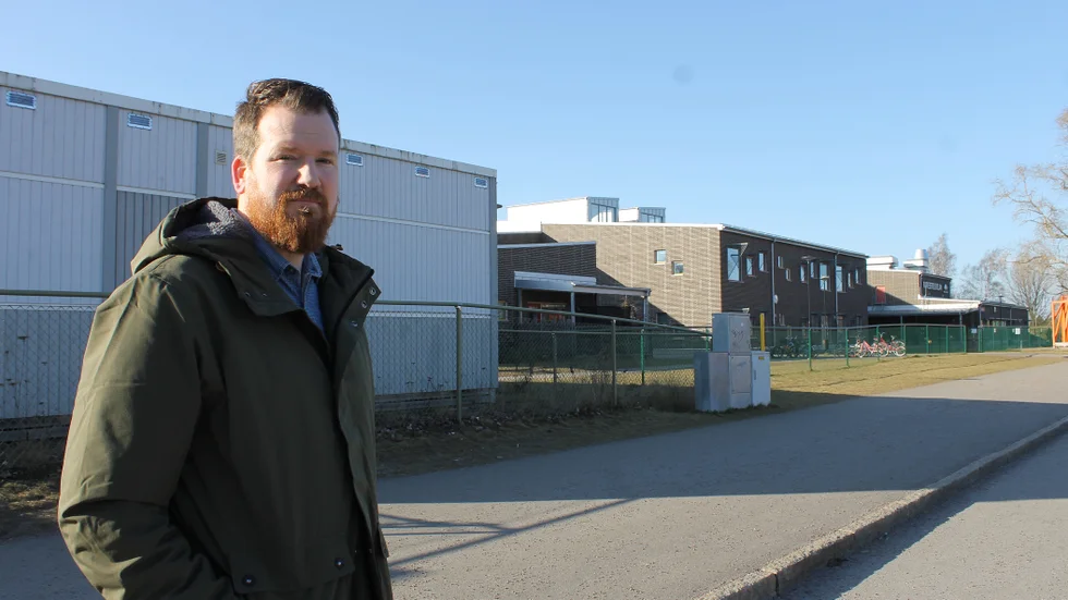 Erik Davidsson berättar att föräldrarna har fått veta att det kommer göras en riskanalys innan flytten och först efter den får de besked om vilka elever som ska flytta från Mariebergsskolan till Ekenäs.