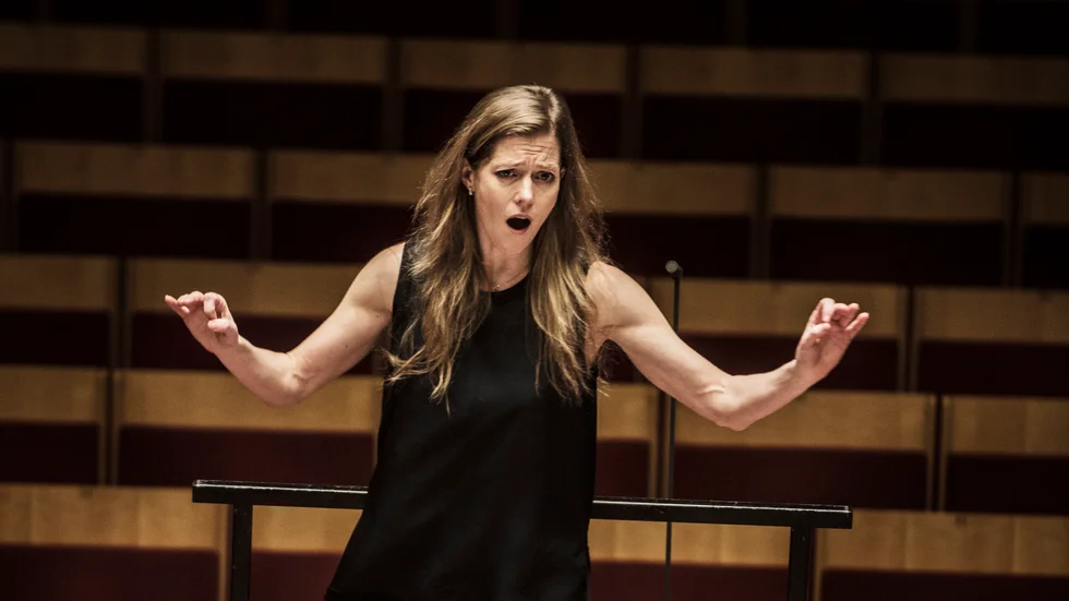 Sången och dirigeringen tillhör samma musikaliska väg för Barbara Hannigan.