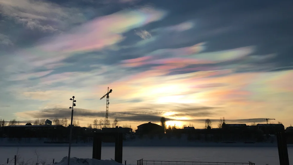 Den här bilden togs 14 januari över Skellefteå. Även fredagen 17 januari syntes pärlemormoln över Skellefteå.